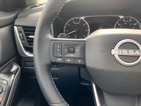 Used 2025 Nissan Rogue SV w/ SV Premium Package image 17