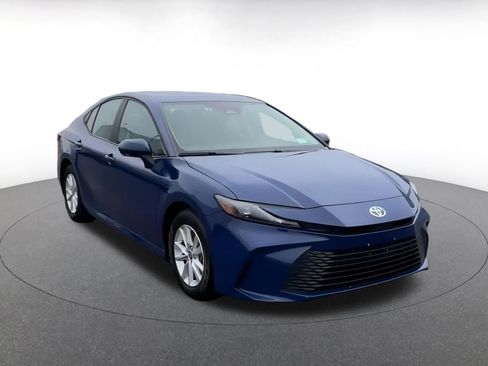 Used 2025 Toyota Camry LE image 3