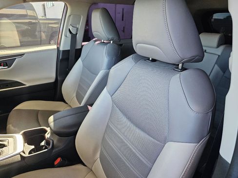 Used 2019 Toyota RAV4 Limited image 19