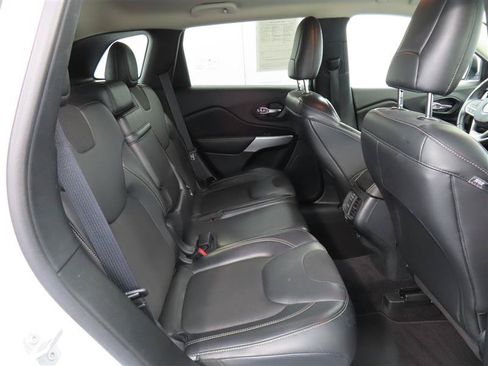 Used 2018 Jeep Cherokee Latitude Plus w/ Comfort/Convenience Group FWD image 32