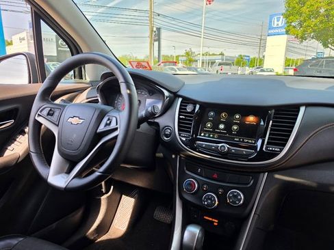 Used 2018 Chevrolet Trax LT w/ Sun & Sound Package FWD image 13