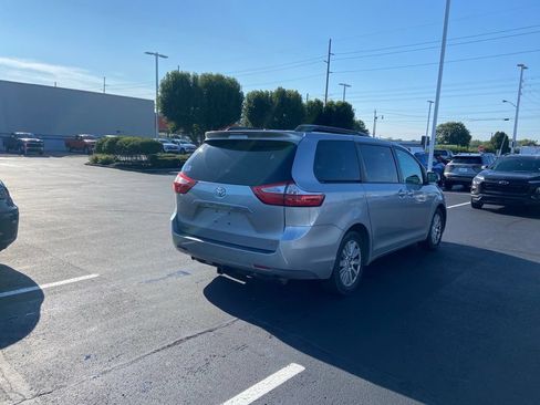 Used 2017 Toyota Sienna XLE AWD/4WD image 5