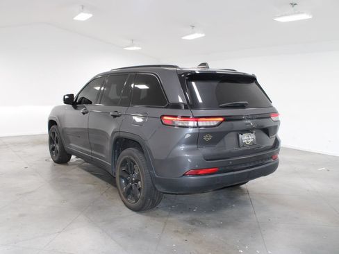 Used 2022 Jeep Grand Cherokee Altitude RWD image 8