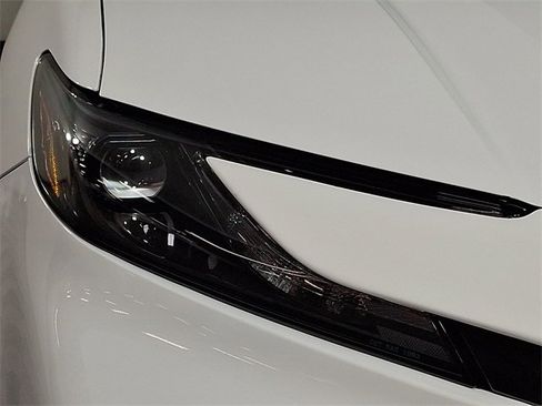 Used 2025 Toyota Camry SE image 12