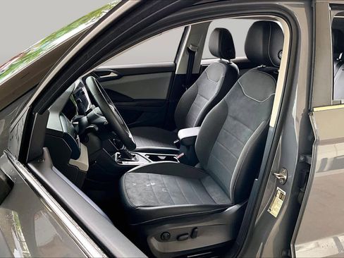 Used 2023 Volkswagen Taos SE w/ Panoramic Sunroof Package FWD image 7