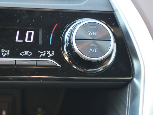 Used 2022 Toyota Venza XLE image 30