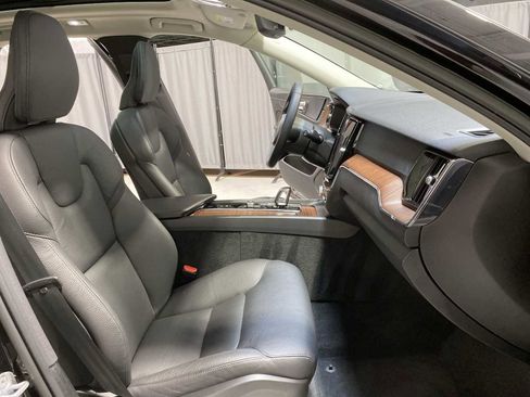 Used 2023 Volvo XC60 B5 Plus image 14