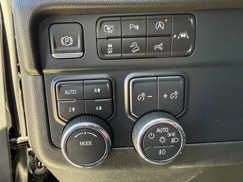 Used 2025 Chevrolet Suburban Z71 AWD/4WD image 34