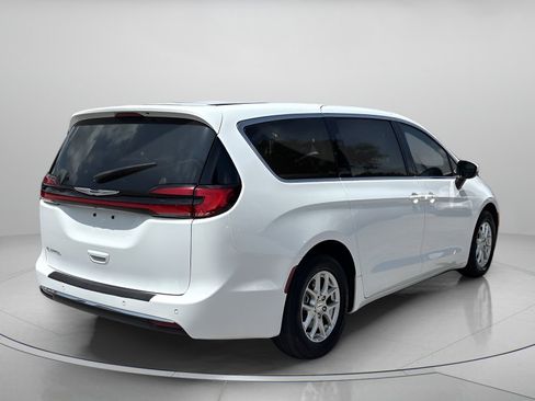 Used 2023 Chrysler Pacifica Touring-L FWD image 3