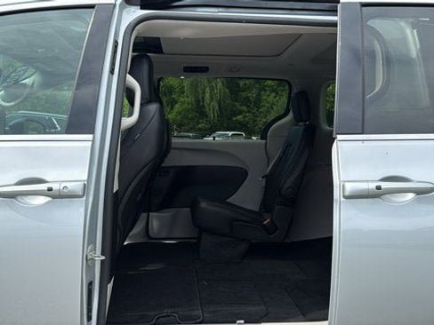 Certified 2024 Chrysler Pacifica Touring-L AWD/4WD image 26