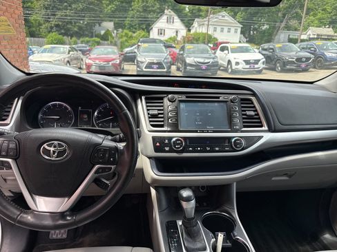 Used 2017 Toyota Highlander XLE w/ Protection Package #3 AWD/4WD image 25