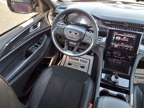 Used 2023 Jeep Grand Cherokee Altitude image 15