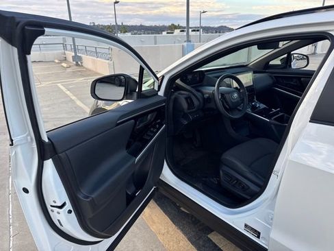 Used 2025 Toyota bZ4X FWD image 32