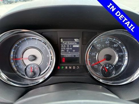 Used 2015 Chrysler Town & Country Touring FWD image 29