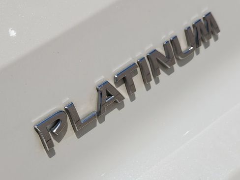 Used 2024 Nissan Pathfinder Platinum FWD image 12