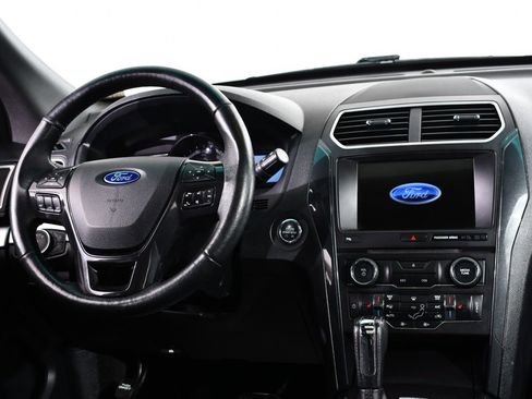 Used 2017 Ford Explorer XLT w/ Equipment Group 202A image 8