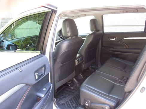 Certified 2019 Toyota Highlander XLE AWD/4WD image 14