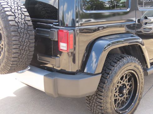 Used 2015 Jeep Wrangler Unlimited Sahara w/ Connectivity Group AWD/4WD image 12