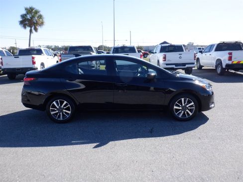 Used 2023 Nissan Versa SV image 3