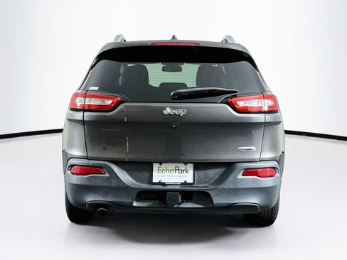 Used 2018 Jeep Cherokee Latitude Plus w/ Trailer Tow Group FWD image 7