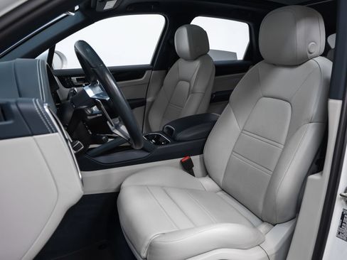 Certified 2023 Porsche Cayenne AWD/4WD image 5