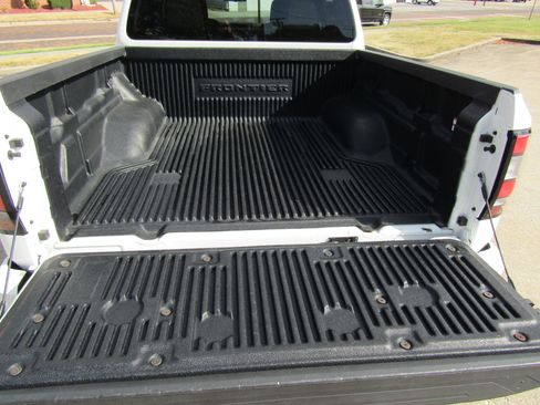 Used 2022 Nissan Frontier SV w/ Technology Package image 13