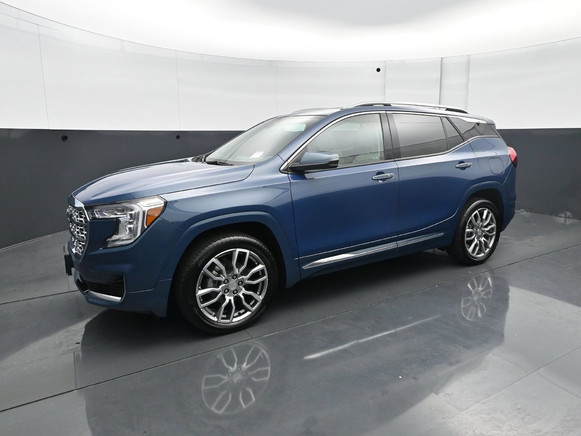 Used 2024 GMC Terrain Denali w/ Denali Premium Package AWD/4WD image 2