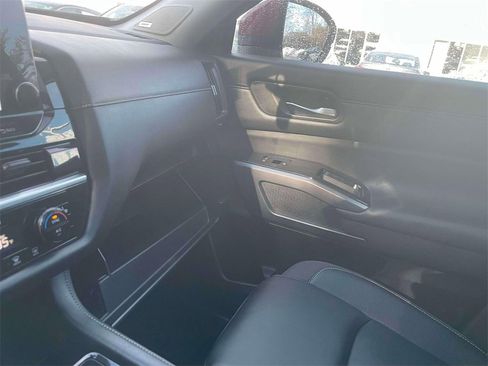 Used 2025 Nissan Pathfinder SL w/ SL Premium Package image 35