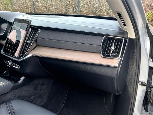 Certified 2025 Volvo XC90 B6 Plus image 21