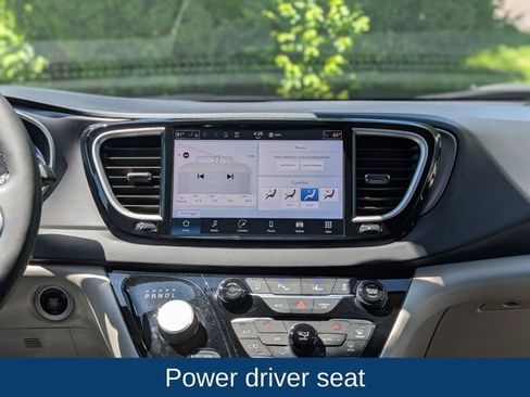 Used 2023 Chrysler Pacifica Touring-L FWD image 15