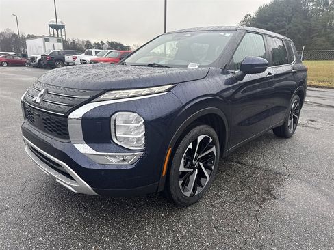 Used 2023 Mitsubishi Outlander SE image 3