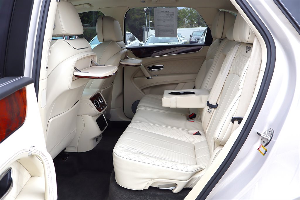 Used 2017 Bentley Bentayga AWD/4WD image 28