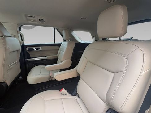 Used 2022 Ford Explorer XLT w/ Equipment Group 202A image 4