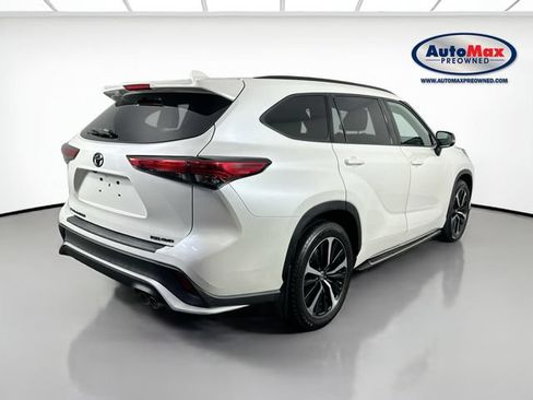 Used 2021 Toyota Highlander XSE AWD/4WD image 2