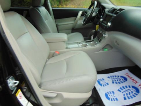 Used 2012 Toyota Highlander SE w/ Tow Pkg AWD/4WD image 6