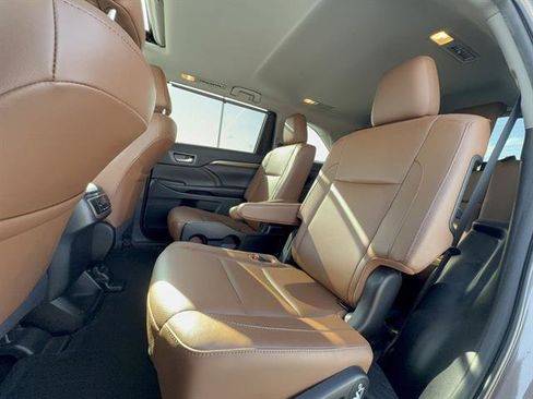 Used 2019 Toyota Highlander Limited image 12