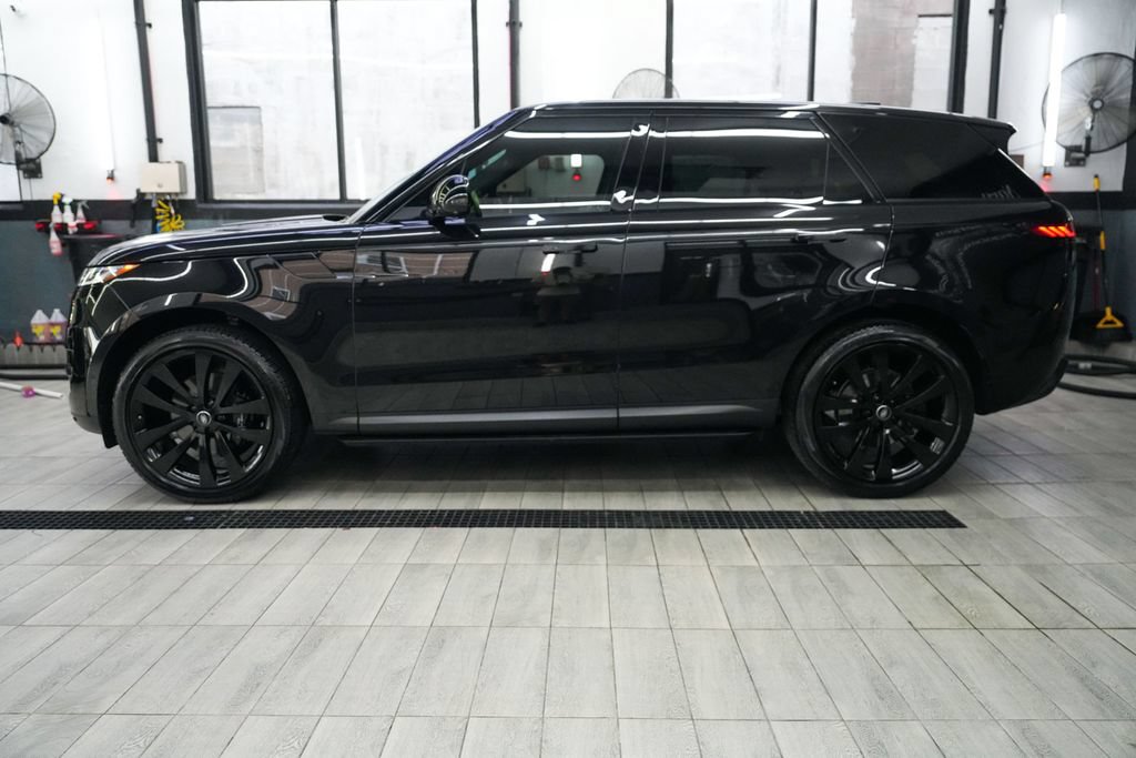 Used 2024 Land Rover Range Rover Sport SE AWD/4WD image 4