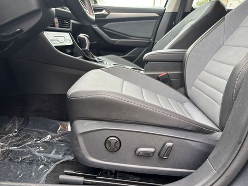 Used 2025 Volkswagen Jetta SE image 23