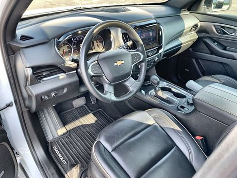 Used 2023 Chevrolet Traverse Premier FWD image 10