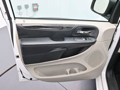 Used 2017 Dodge Grand Caravan SE FWD image 9