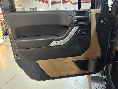 Used 2016 Jeep Wrangler Unlimited Sahara w/ Max Tow Package image 10