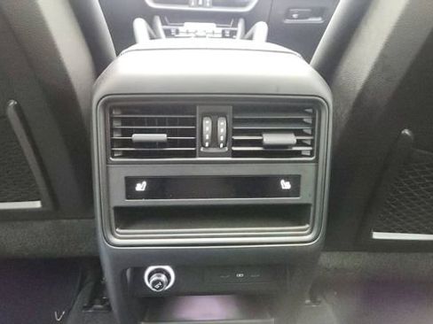 Used 2025 Porsche Cayenne w/ Premium Package image 37