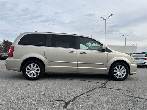 Used 2013 Chrysler Town & Country Touring image 9