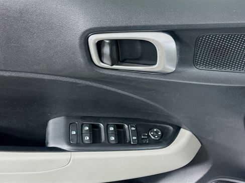 Used 2025 Hyundai Venue SEL FWD image 15