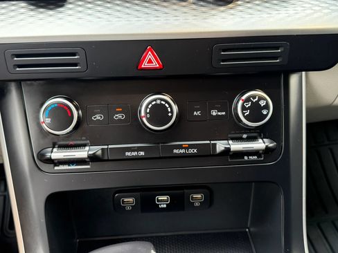 Used 2023 Kia Carnival LX FWD image 18