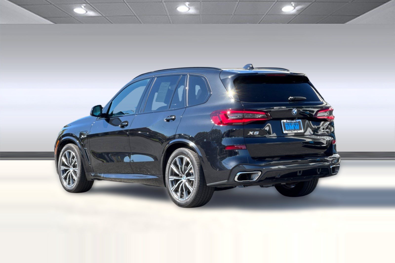 Used 2023 BMW X5 xDrive45e w/ Executive Package AWD/4WD image 3