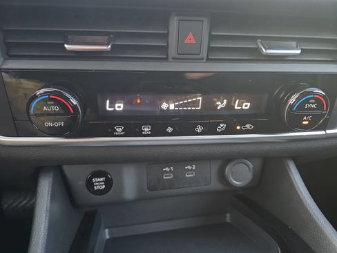 Used 2025 Nissan Rogue SV AWD/4WD image 24