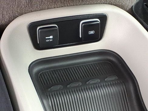 Used 2020 Chrysler Pacifica Touring FWD image 29