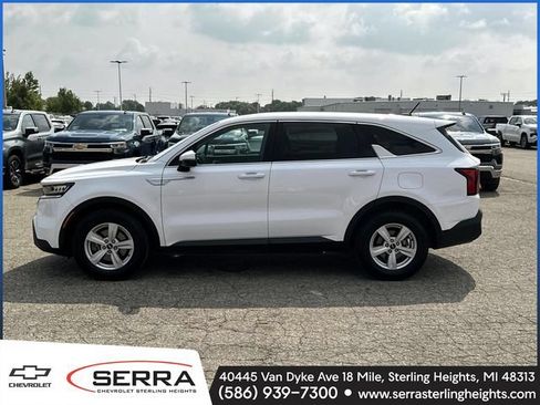 Used 2023 Kia Sorento LX FWD image 2