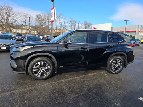 Used 2022 Toyota Highlander XLE AWD/4WD image 3